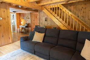 Smart-tv, eldstad, bordsfotboll och böcker