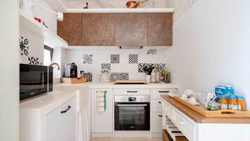 Køleskab, mikrobølgeovn, ovn, kogeplade