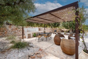 Outdoor dining - Villa 'Trulli Di Titti Countryhouse' with Private Garden, Wi-Fi and Air Conditioning (Castellana Grotte)