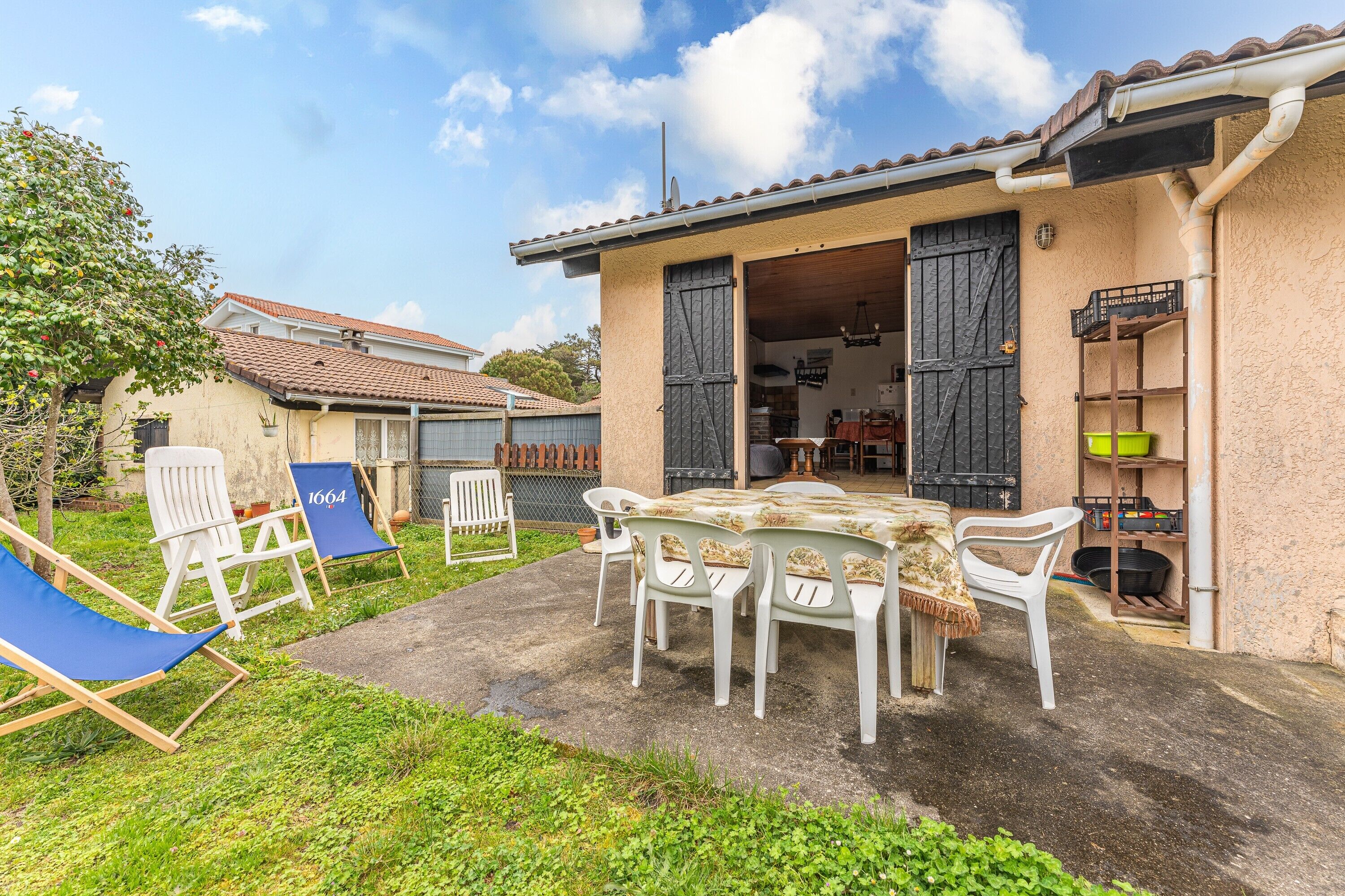 Una casa con patio, tavolo e sedie.