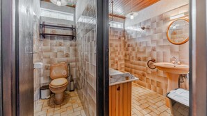 A bathroom with a toilet, sink, and shower area. - Holiday Home 'Blanche Neige Mimizan' with Private Terrace and Shared Garden (Mimizan)