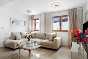 TV - Vacation Home 'Casa Africa' with Mountain View, Private Pool and Wi-Fi (Tahiche)