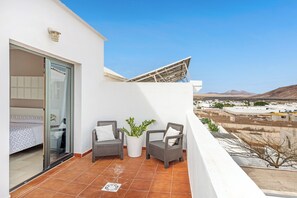 Terrace/patio - Vacation Home 'Casa Africa' with Mountain View, Private Pool and Wi-Fi (Tahiche)