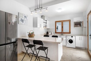 Frigorífico, microondas, horno y placa de cocina