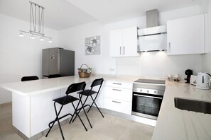 Fridge, microwave, oven, stovetop - Vacation Home 'Casa Africa' with Mountain View, Private Pool and Wi-Fi (Tahiche)