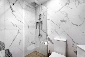 Shower, hair dryer, towels - Vacation Studio 'Peggy's Home' with Shared Pool, Wi-Fi and Air Conditioning (Santa Cruz de Tenerife)