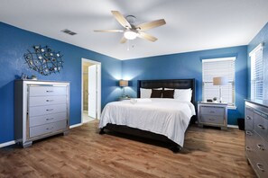 5 bedrooms, iron/ironing board, WiFi, bed sheets - Tranquility - A Birdy Vacation Rental (San Antonio)