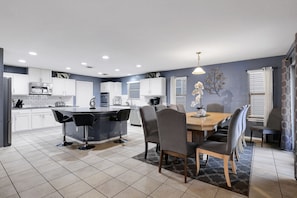 Fridge, microwave, oven, stovetop - Tranquility - A Birdy Vacation Rental (San Antonio)