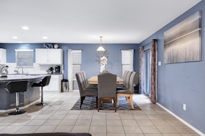 Dining - Tranquility - A Birdy Vacation Rental (San Antonio)