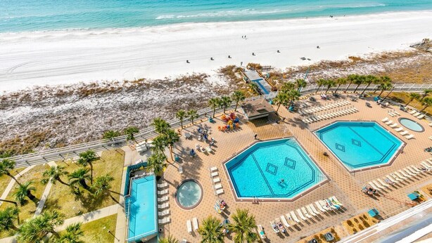 Un complexe hôtelier doté d’un grand espace piscine, de plusieurs piscines et d’une plage.