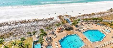 Leilighet, 1 kingsize-seng med sovesofa (The Summit 1323) | Basseng | Utendørsbasseng og et oppvarmet basseng