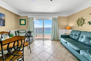 شقة - سرير ملكي مع أريكة سرير (The Summit 1323) | منطقة المعيشة | تلفزيون