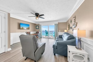 公寓客房, 1 張特大雙人床和 1 張沙發床 (The Summit 1323) | 起居區 | 電視