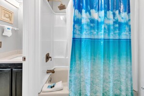 Apartamento, 1 cama de matrimonio grande con sofá cama (The Summit 1323) | Baño | Toallas, jabón y papel higiénico