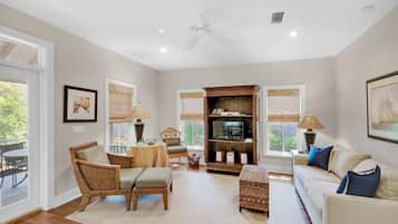 Hus, flere senger (Magnolia Cottage) | Oppholdsområde | TV