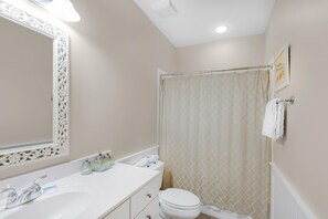 Casa, várias camas (Magnolia Cottage) | Banheiro | Toalhas de banho, sabonete, papel higiênico 