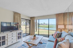 콘도, 침대(여러 개) (Edgewater Golf Villa 304) | 거실 공간 | TV