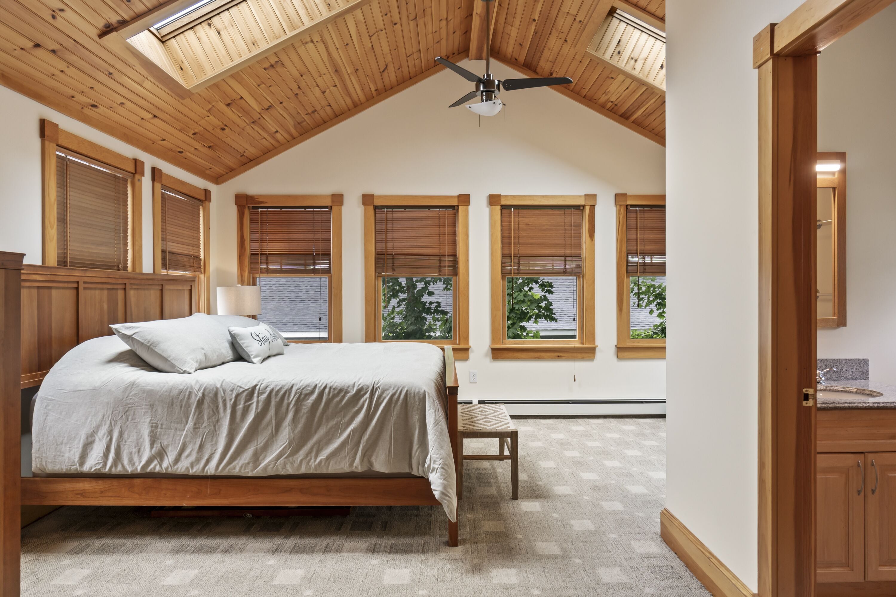 3 chambres, fer et planche à repasser, Wi-Fi, draps fournis