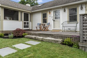 Terrace/patio - High Tide Cottage is located in town and just steps from Ogunquit Beach! (Ogunquit)