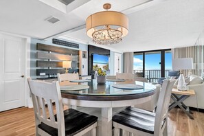 Appart'hôtel, 1 très grand lit et 1 canapé-lit (Edgewater Tower 2-404) | Restauration