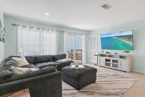 Maison, plusieurs lits (Eternal Summer) | Coin séjour | Télévision