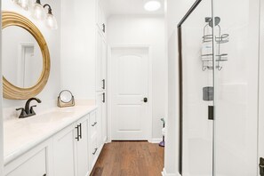 House, 1 King Bed with Sofa bed (Pearl Flamingo) | Bathroom