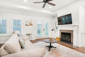 独立别墅, 1 张特大床和 1 张沙发床 (Pearl Flamingo) | 起居区 | 电视