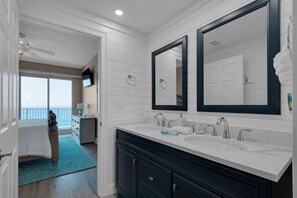 Condo, várias camas (Gulf Crest 2107A) | Banheiro | Toalhas de banho, sabonete, papel higiênico