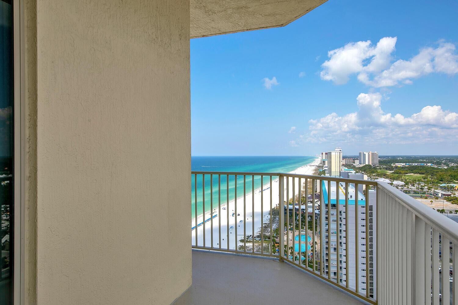 Ein Balkon mit Blick auf Strand und Pool.