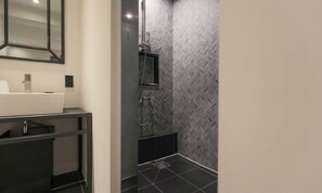 Kahden hengen premium-huone | Kylpyhuone | Suihku, ilmaiset hygieniatuotteet, hiustenkuivaaja, kylpytakit