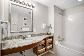 Appartamento, 1 letto king con divano letto (Splash 603E) | Bagno | Asciugamani, sapone, carta igienica