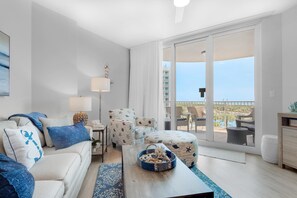 Apartment, 1 King-Bett und Schlafsofa (Palms Resort #2711 Jr. 2BR) | Wohnbereich | Fernseher