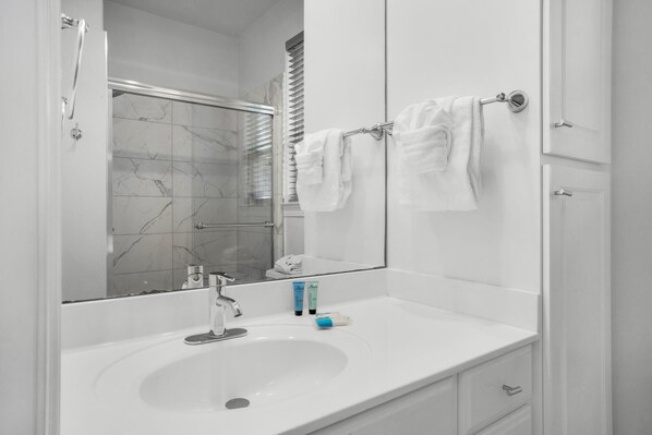 Casa, várias camas (Destiny Beach Villas 17 Between the) | Banheiro | Toalhas de banho, sabonete, papel higiênico