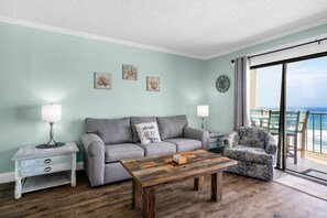 公寓客房, 1 張特大雙人床和 1 張沙發床 (The Summit 924) | 起居區 | 電視