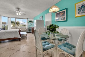 Studio, 1 Queen-Bett und Schlafsofa (Top of the Gulf 210) | Speisen