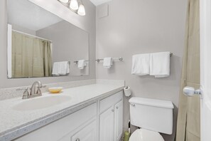 Studio, Mehrere Betten (Top of the Gulf 824) | Badezimmer