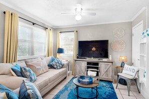 Condo, 1 cama King size y sofá cama (Gulf Highlands 116H) | Área de sala de estar | Televisión 