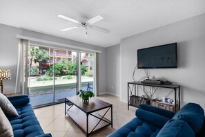 Condo, varias camas (Ciboney 1007) | Área de sala de estar | Televisión 