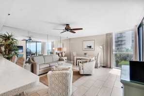 Condo, várias camas (Mainsail 213) | Área de estar | TV