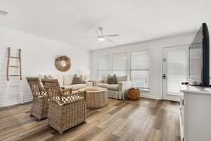 Appartement, 1 kingsize bed met slaapbank (Southwind A-3 - Fleur De Sea) | Woonruimte | Televisie