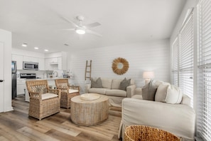Apartment, 1 King-Bett und Schlafsofa (Southwind A-3 - Fleur De Sea) | Wohnbereich | Fernseher