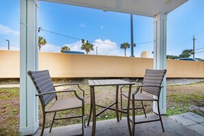 Condo, 1 cama King e sofá-cama (Southwind A-3 - Fleur De Sea) | Opções para refeição ao ar livre