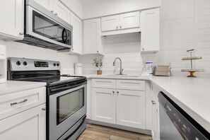 Condo, 1 cama King size y sofá cama (Southwind A-3 - Fleur De Sea) | Cocina privada | Horno y tostadora 