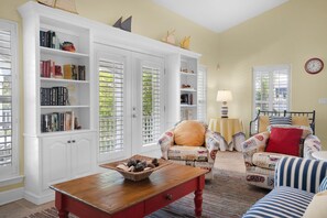 ハウス ベッド (複数台) (Chasing Sunsets) | リビング エリア | テレビ