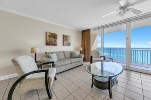 Leilighet, 1 kingsize-seng med sovesofa (Emerald Beach 1033) | Oppholdsområde | TV