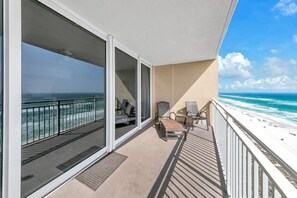 Lägenhet - 1 kingsize-säng med bäddsoffa (Emerald Beach 1033) | Boendeområde