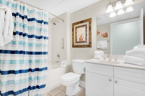 Appartamento, 1 letto king con divano letto (Emerald Beach 1033) | Bagno | Asciugamani, sapone, carta igienica