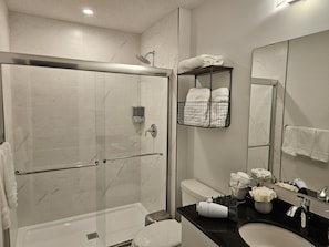 Dusche, Haartrockner, Handtücher, Seife
