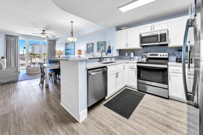 Appart'hôtel, plusieurs lits (Calypso 3-202 - The Sea Suite) | Cuisine privée