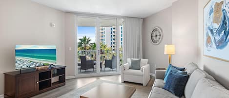Condo, 1 cama King size y sofá cama (Palms Resort #1405 Jr 2BR) | Área de sala de estar | Televisión